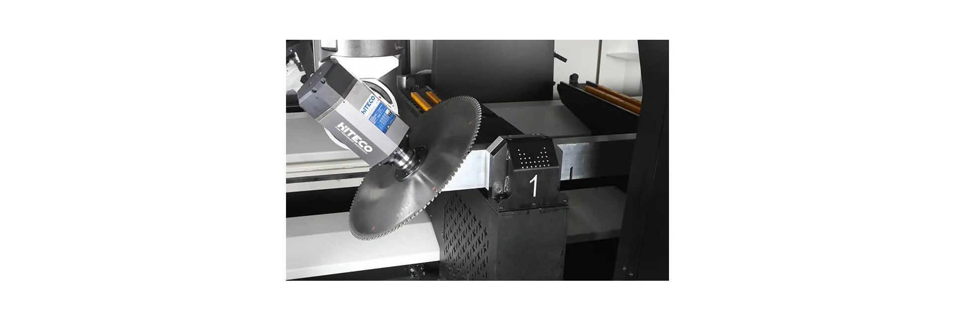 Centro de mecanizado y corte de perfiles CNC INO Apollo de 5 ejes