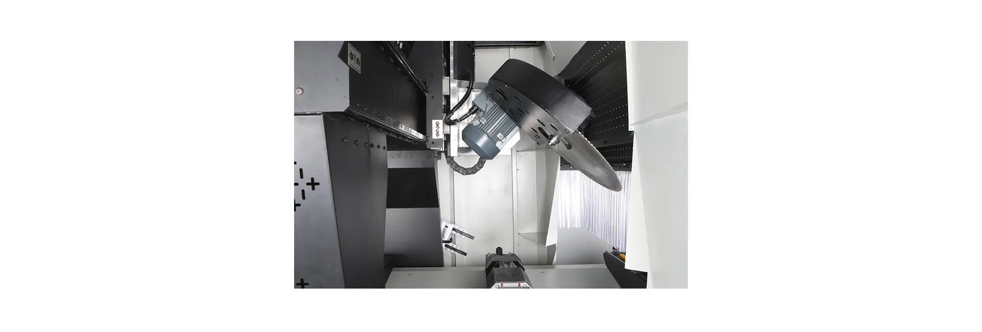 Centro de mecanizado y corte de perfiles CNC INO Apollo de 5 ejes