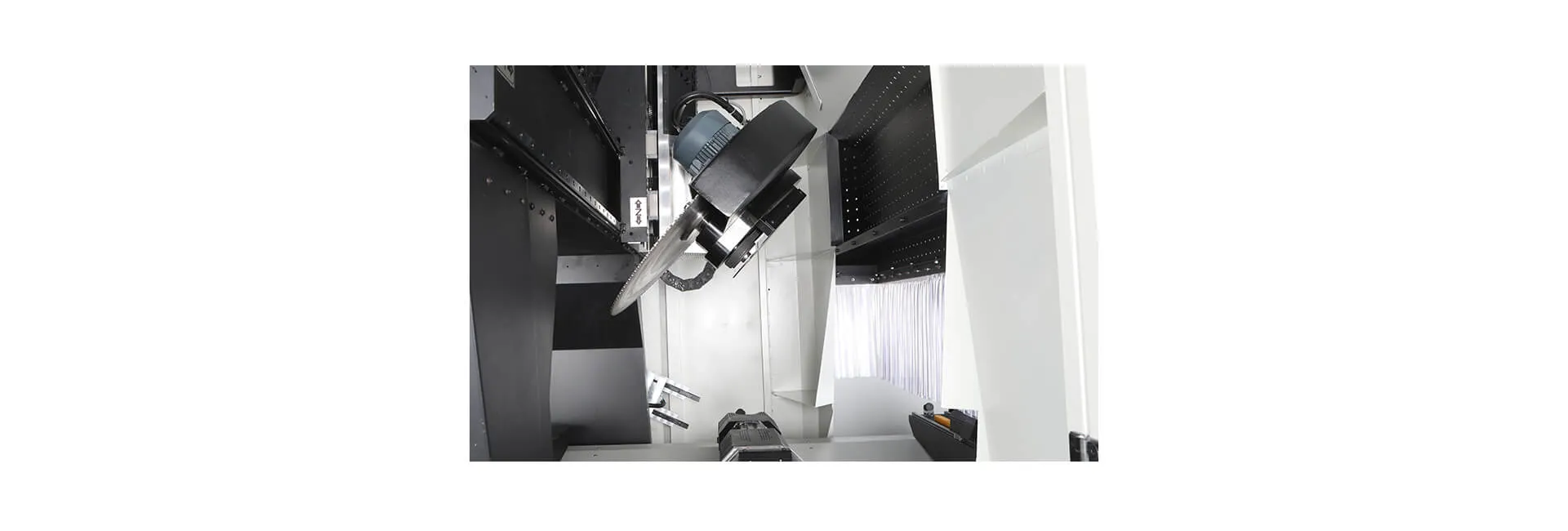 Centro de mecanizado y corte de perfiles CNC INO Apollo de 5 ejes