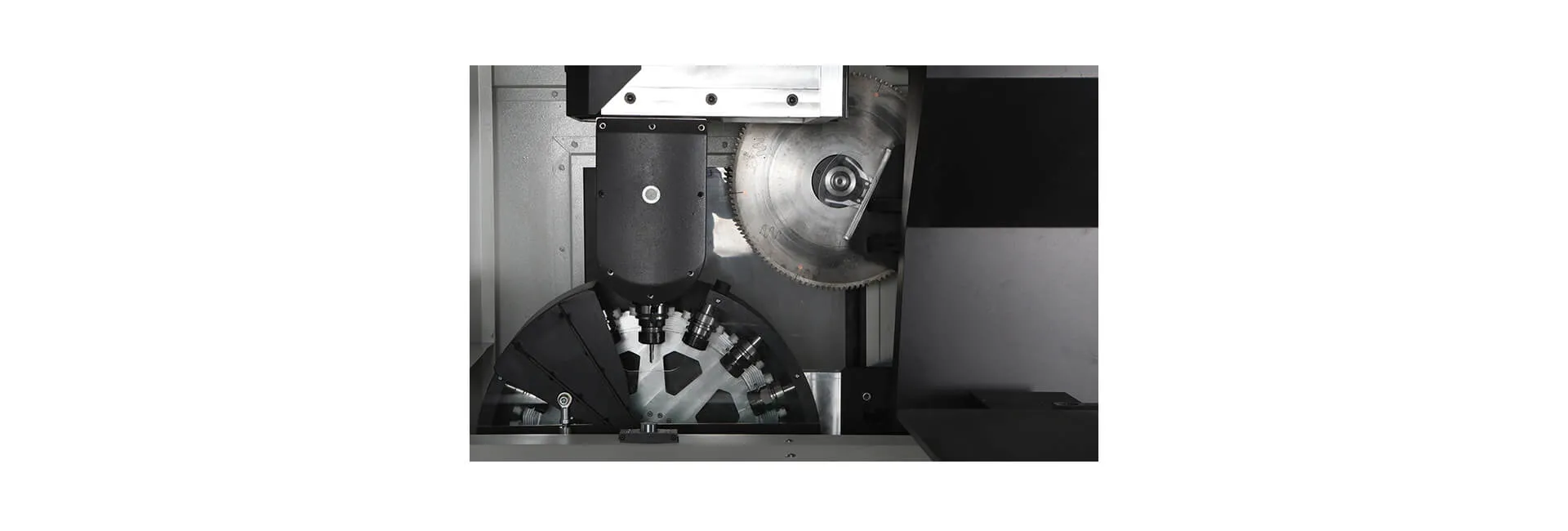Centro de mecanizado y corte de perfiles CNC INO Apollo de 5 ejes