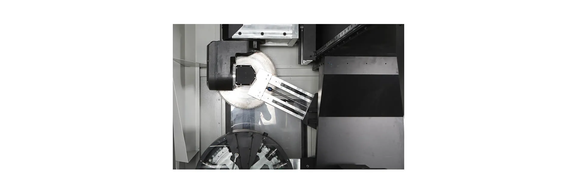 Centro de mecanizado y corte de perfiles CNC INO Apollo de 5 ejes