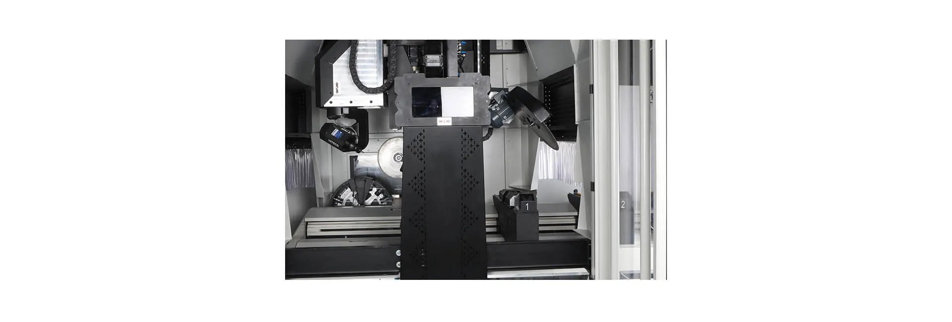 Centro de mecanizado y corte de perfiles CNC INO Apollo de 5 ejes